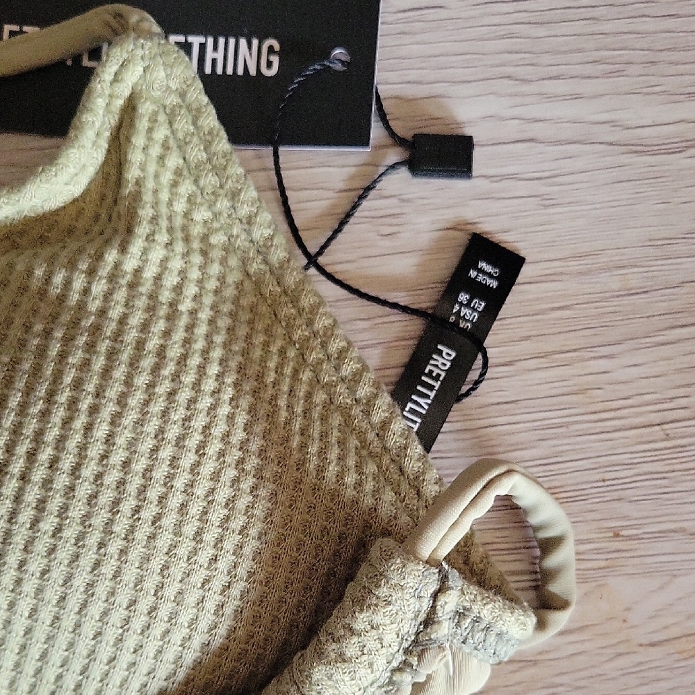 PrettyLittleThing Green Textured Triangle Swim Top - Picture 2 of 2